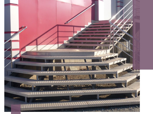 Лестницы для магазина в Ирбите — изготовление и монтаж