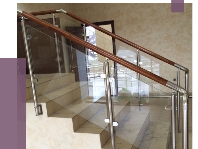 Комбинированные перила из металла и дерева в Ирбите